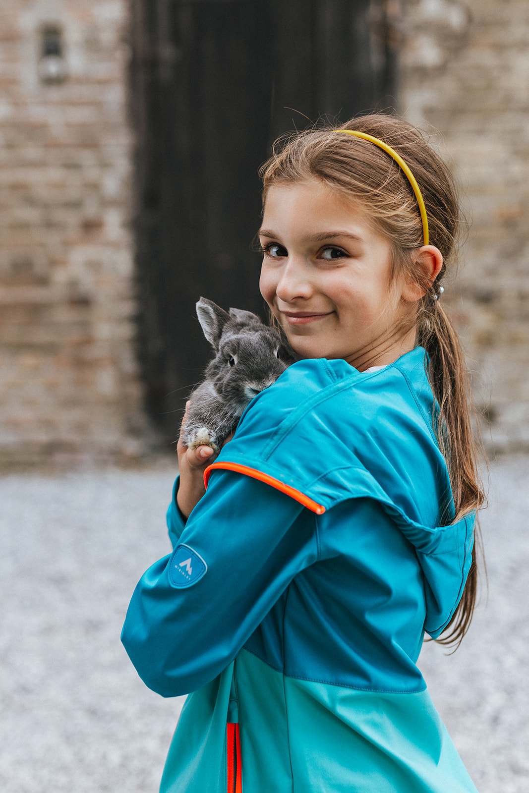 Dievča so zajacom na rukách