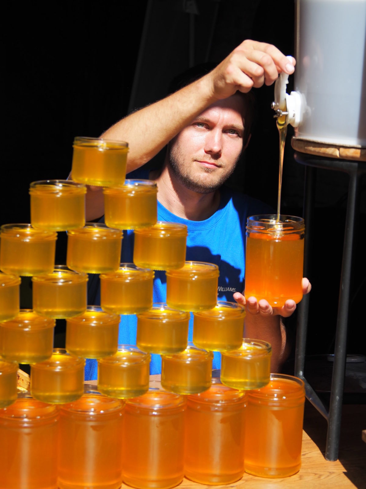 Plnenie medu do pohárov