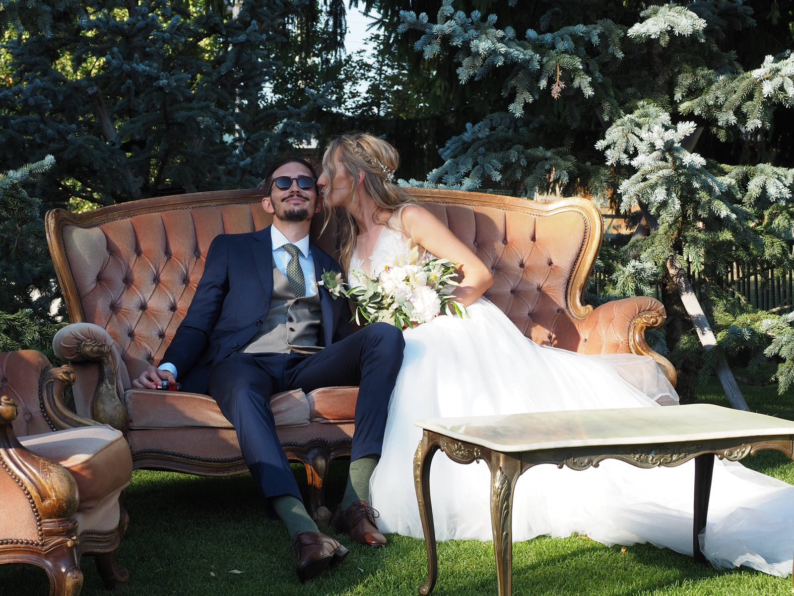 Mladomanželia na pohovke v záhrade Karolinenhof